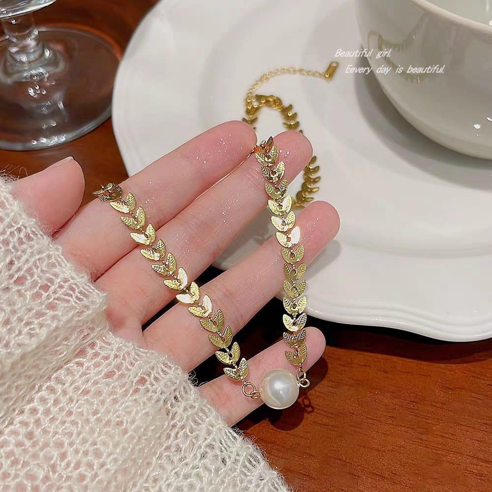 Elegant Gold-Plated Pearl Pendant