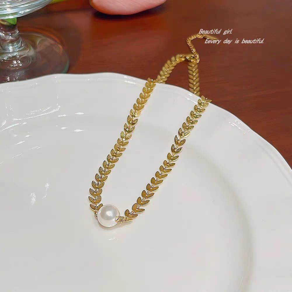 Elegant Gold-Plated Pearl Pendant